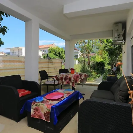 Apartment By The Sea Kastel Kambelovac, - 20605 *